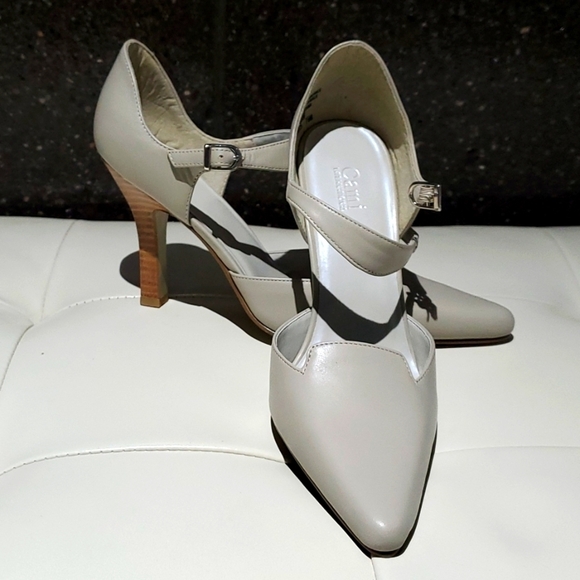VINTAGE CAMI INTERNATIONAL POINTY TOE LEATHER HEELS SIZE 7.5 BONE WHALE 4 Inch - Picture 1 of 9